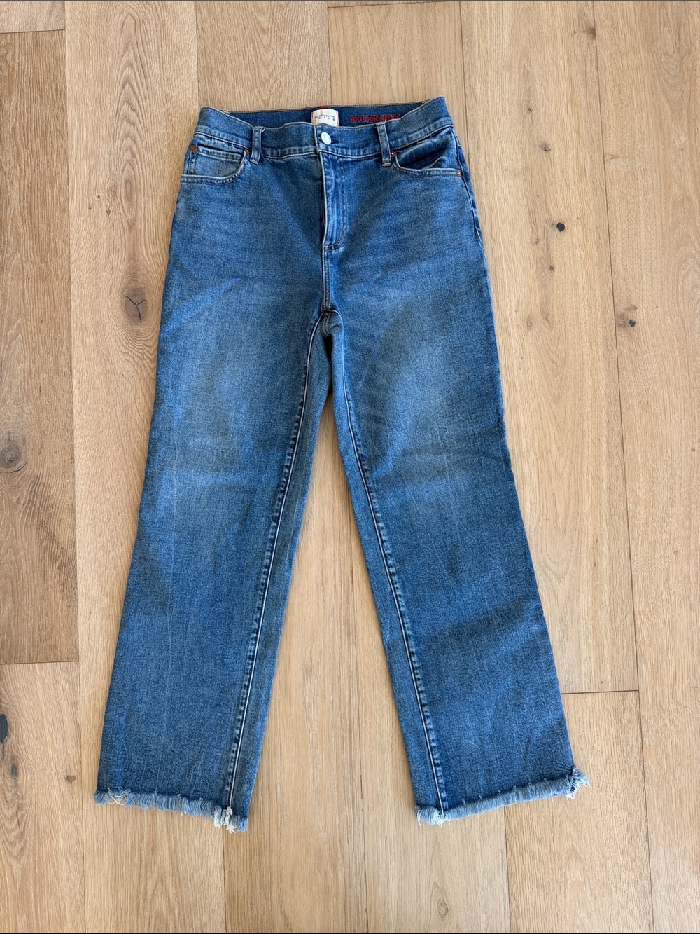 Alice + Olivia Straight-Leg Blue Cropped Jeans with Frayed Hem